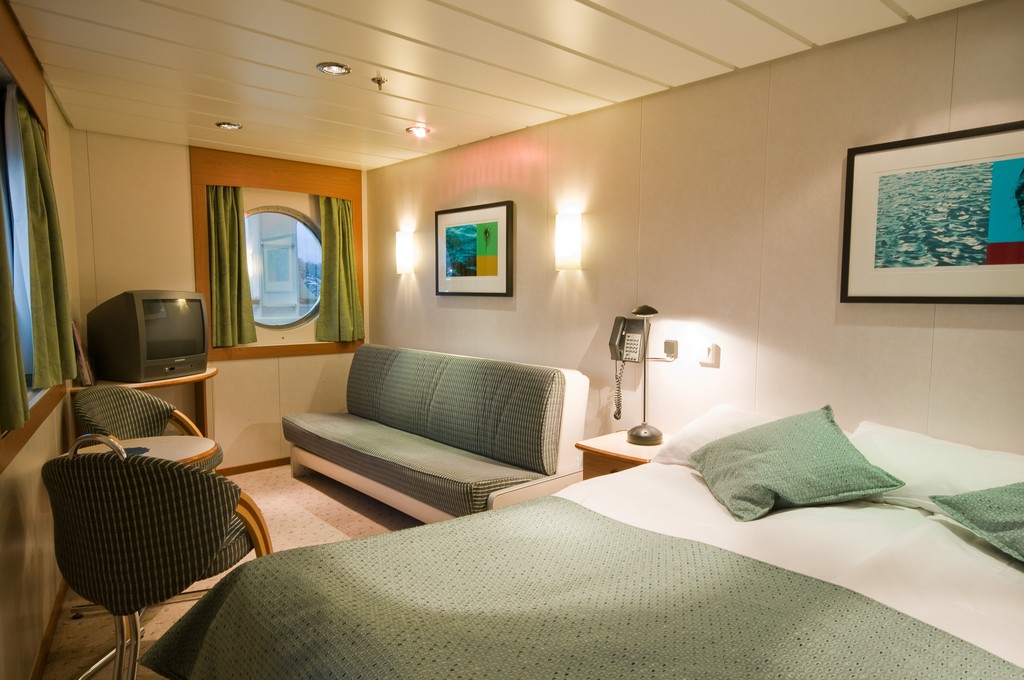 Hurtigruten MS Midnatsol Mini Suite 2.jpg